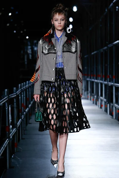 Look 18